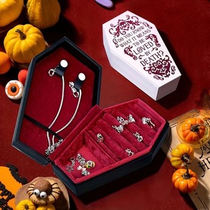 Caja de Almacenamiento de Joyas de Terciopelo Rectangular Hecha a Mano con Logotipo Personalizado, con Forma de Ataúd para Collares, para Halloween - Product Image 1