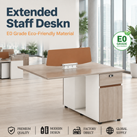 Bureau minimaliste pour deux personnes face à face avec écran de séparation, table d'ordinateur moderne pour personnel en espace ouvert avec tiroir