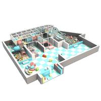 Aire de jeux intérieure douce pour enfants, design élégant, avec bac à sable, toboggan tubulaire, piscine à balles, trampoline, structure d'escalade et comptoir d'accueil