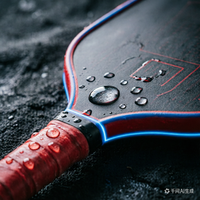Raquette de pickleball personnalisée avec logo imprimé, en fibre de carbone Kevlar 18K, construction thermoformée, poignée antidérapante pour l'utilisation en équipe de club