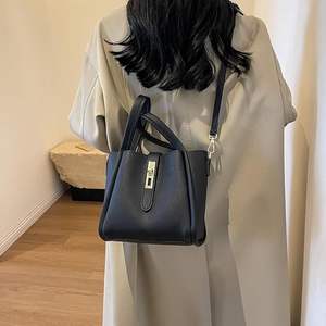 Sacs fourre-tout en cuir vegan de haute qualité pour femmes, nouveaux sacs à main tendance personnalisés avec fermeture éclair, écologiques et imperméables - Product Image 4