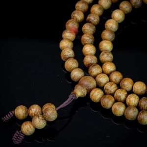 Auténtico Collar de Agarwood con 108 Cuentas de 6mm, Amuleto de Jade Mixto, Mala Artesanal de Madera de Oud en Venta - Product Image 4