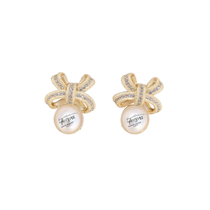 Orecchini a perno Tenyva placcati oro con fiocco e perle finte AAA rotonde bianche incastonate a castone, classici da donna per tutti i giorni - Product Image 1