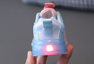 Baskets d'été pour garçons et filles Chaussures pour enfants de 1 à 6 ans en maille respirante avec lumière <span class=keywords><strong>lumineuse</strong></span> LED - Product Image 4