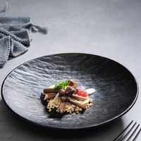 Assiette en céramique à rayures européennes en relief, idéale pour les banquets de mariage et les restaurants haut de gamme