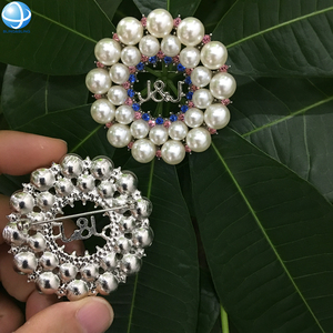 Spilla in lega JJ Round Hollow di <span class=keywords><strong>Jack</strong></span> and <span class=keywords><strong>Jill</strong></span> of America con perla bianca e cristalli rosa e blu, distintivo della confraternita greca 1938 JJOA - Product Image 3