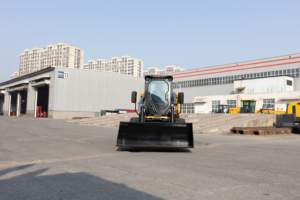 Chargeur compact à roues en caoutchouc 1918 LBS de poids Garantie de 1 an Chargeur compact avec moteur EPA - Product Image 6