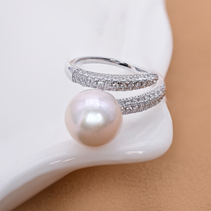 Bague ouverte minimaliste en argent massif S925 avec grande perle blanche de 10-11 mm, finition martelée effet glace pilée, perle de culture authentique - Product Image 1