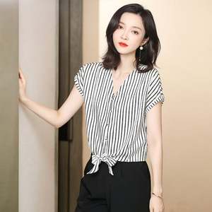 Chemise à boutons en soie à col en V à manches courtes pour femmes - Product Image 3