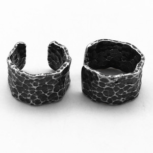 Yunnique Boucles d'oreilles en acier titane à motif géométrique noir pour hommes et femmes, aucun piercing requis - Product Image 3