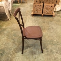 Chaise en plastique PP marron à dossier croisé, bon marché et de haute qualité, pour les fêtes en plein air, vente en gros