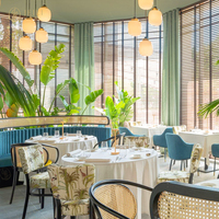 Ensemble de sièges de restaurant de style nordique personnalisé, banquette, chaise en bois, dossier en rotin, table et chaise de café, design d'intérieur