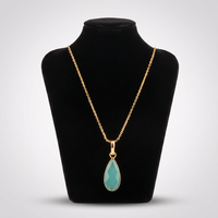 Collier pendentif goutte d'eau en calcédoine aqua au design populaire, en laiton plaqué or 18 carats avec sertissage clos et chaîne câble, idéal pour les soirées