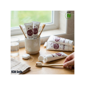 Pasta de dientes herbal KCM Smiles, pasta de dientes tailandesa a base de hierbas, formulada con ingredientes herbales naturales cuidadosamente seleccionados. - Product Image 1
