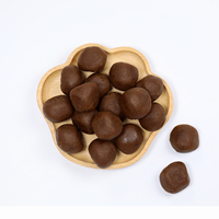 Friandises pour chiens aux boulettes de poulet entièrement naturelles, formule à base de soja, de légumes et de glycérine, texture moelleuse et masticable, infusée de viande pour une palatabilité accrue.