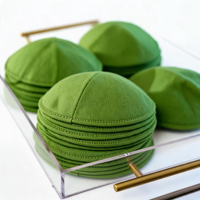 Groene fluwelen kippah op maat met bloemenbinnenvoering, gepersonaliseerde naam en datumprint, kippot, judaïsche geschenken voor een Joodse Bat Mitzvah