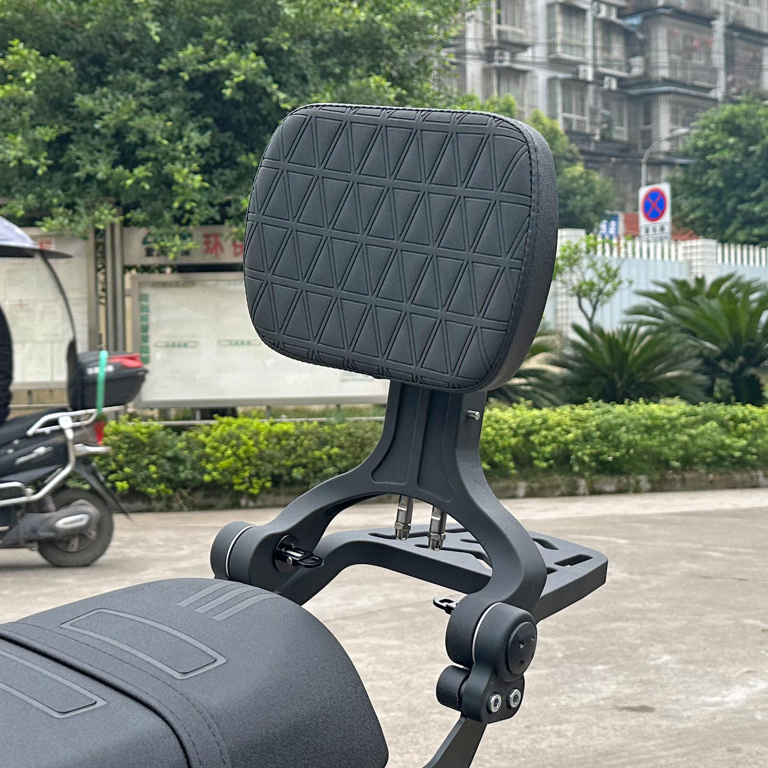 Dossier en maille pliable avec porte-bagages arrière