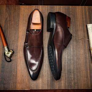 Nouvelles chaussures en cuir pour hommes à bout pointu et à bouton latéral de haute qualité, au style tendance, adaptées à la fois au style professionnel et décontracté - Product Image 4