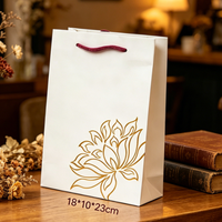 Sac cadeau en papier couché de luxe avec logo personnalisé, poignée en corde de coton, dorure à chaud, sac de shopping durable et recyclé pour mariage et fête
