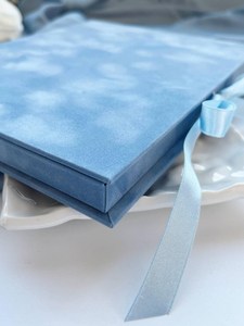 Boîte en velours bleu poussiéreux pour invitation de mariage 5X7 Boîtes à souvenirs en feuille d'or Monogram 15e cartes d'anniversaire Carte De Mariage - Product Image 3