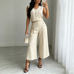 Completo Coordinato <span class=keywords><strong>Beige</strong></span> da Donna: Top Corto Senza Maniche con Scollo a V e Bottoni Dorati, <span class=keywords><strong>Pantaloni</strong></span> a Gamba Larga 7/8, <span class=keywords><strong>Outfit</strong></span> Estivo Chic - Product Image 2