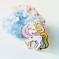 Insignes en métal personnalisés du fabricant chinois épinglette personnalisée arc-en-ciel licorne émail épingle à paillettes