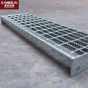 Gradini di sicurezza zincati antiscivolo su misura per scale esterne con pedane portanti durevoli - Product Image 4