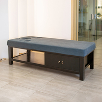 Table de massage en stock avec structure en bois pour la thérapie esthétique et l'équipement de salon