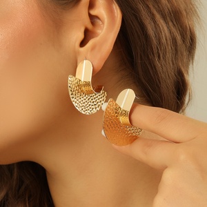Jingciren Boutique European and American trend <b>earrings</b> geometric punk heavy metal <b>earrings</b> embossed fan exaggerated retro fan - Product Image 2