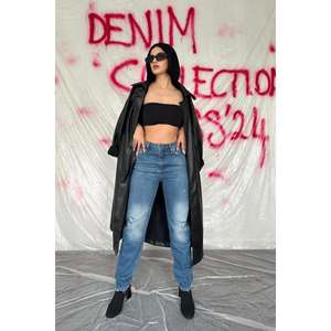 Jeans droits bleus découpés au laser en gros, 100 % coton denim, élément de mode féminin découpé - Product Image 4