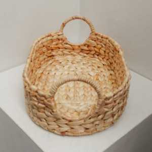 Panier en rotin Naomi, fabriqué à partir de jacinthe d'eau naturelle, ajoute un charme bohème à votre décoration intérieure tout en offrant un style élégant. - Product Image 1