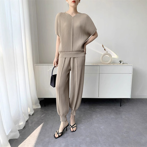 Completo da donna plissettato stile Miyake di alta gamma con motivo a squame di drago, tinta unita, lunghezza <span class=keywords><strong>alla</strong></span> <span class=keywords><strong>caviglia</strong></span>, nuova collezione estate 2025, top con scollo a V e maniche a tre quarti + pantaloni - Product Image 4