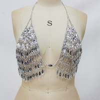 Harnais de corps Y2K scintillant pour festival et rave, avec chaîne métallique, haut en cristal, strass argentés, et soutien-gorge chaîne de corps style halter