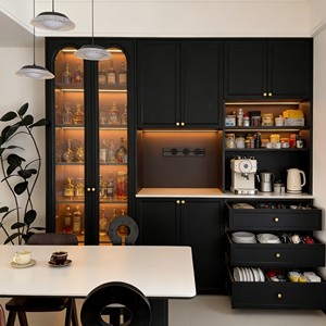 Credenza Moderna Nero Opaco - Porta in Vetro ad Arco e Illuminazione LED, Bar Integrato + Spazio di Archiviazione per Soggiorno-Cucina Aperto - Product Image 4