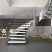 Système d'escalier courbé contemporain de luxe pour la maison avec garde-corps en verre trempé et marches en bois