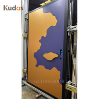 Porte d'entrée pivotante en aluminium moulé avec poignée en forme de nuage, design artistique à couleurs irrégulières, moderne, pour l'extérieur, entrée principale