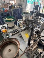 Machine d'assemblage de vannes d'extincteurs avec assemblage de joints, serrage de vis et fonctionnement contrôlé par PLC