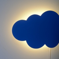 Applique murale en bois au design de nuage bleu, luminaire décoratif et coloré, idéal pour la chambre d'un bébé
