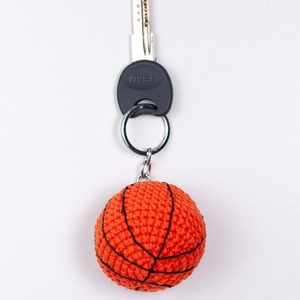 Portachiavi Amigurumi all'uncinetto in miniatura in saldo, personalizzabile con MOQ basso, portachiavi a forma di palla sportiva all'uncinetto, portachiavi da basket lavorato a mano - Product Image 3