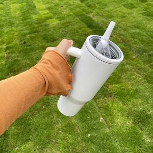 Vaso Térmico BRUMATE Desechable de Acero Inoxidable de 40 oz, Aislamiento al Vacío, Retención de Calor de 12 a 24 Horas, Asa de Succión Portátil, Diseño Moderno - Product Image 5