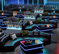Ensemble de meubles de discothèque LED professionnels : canapé de banquet incurvé de luxe et table lumineuse avec logo personnalisé pour salon VIP