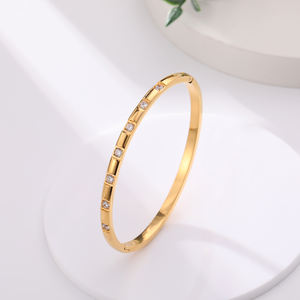 กำไลข้อมือดีไซน์เนอร์สแตนเลสชุบทองคำขาวกันน้ำ รุ่นใหม่ สีทอง - Product Image 3