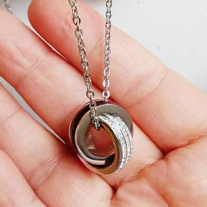 Collana Trendy con Ciondolo a Doppio Anello Intrecciato in Acciaio Inossidabile con Motivo a Chiave Greca, Gioielli che non si ossidano, per Donna - Product Image 6