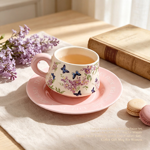Juego de Taza y Platillo con Diseño Floral de Mariposas Púrpuras Vintage, Taza de Café Estética <span class=keywords><strong>para</strong></span> Uso Diario, Regalo <span class=keywords><strong>para</strong></span> Mujeres, Elegante Compañera <span class=keywords><strong>para</strong></span> la Hora del Té - Product Image 1