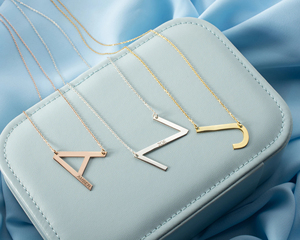 स प्रमाणन वैलेंटाइन डे उपहार कस्टम लेजर उत्कीर्णन स्टेनलेस स्टील सोने की प्लेटिंग बड़े किनारे प्रारंभिक हार - Product Image 2