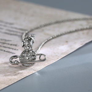 Collier Western Queen Mother Vivienne New Star Moon Saturn pour femme, en cuivre plaqué or, avec zircon, bijoux de mode, vente en gros - Product Image 1