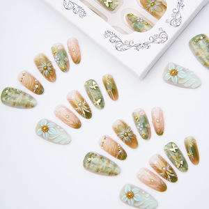 Ongles press-on verts, forme amande moyenne, avec perles 3D dorées, motifs fleurs et papillons, pour femme, collection printemps-été - Product Image 1
