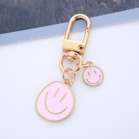 Porte-clés en métal pour femme Xinxing avec un charme en émail mignon et souriant, imprimé UV, couleurs violet, noir, blanc, jaune, rose, bleu