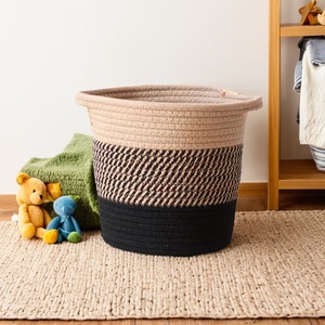 Cesta de Almacenamiento Tejida Redonda Hecha a Mano en Dos Tonos con Detalles Negros 22x20cm Organizador de Juguetes Decoración del Hogar - Product Image 1