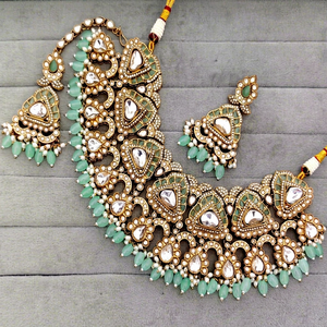 Conjunto de Collar Choker Kundan Chapado en Oro Antiguo Tradicional Indio con Cuentas de Piedras Preciosas Color Lavanda Púrpura, Conjunto de Joyería Nupcial con Pendientes - Product Image 1